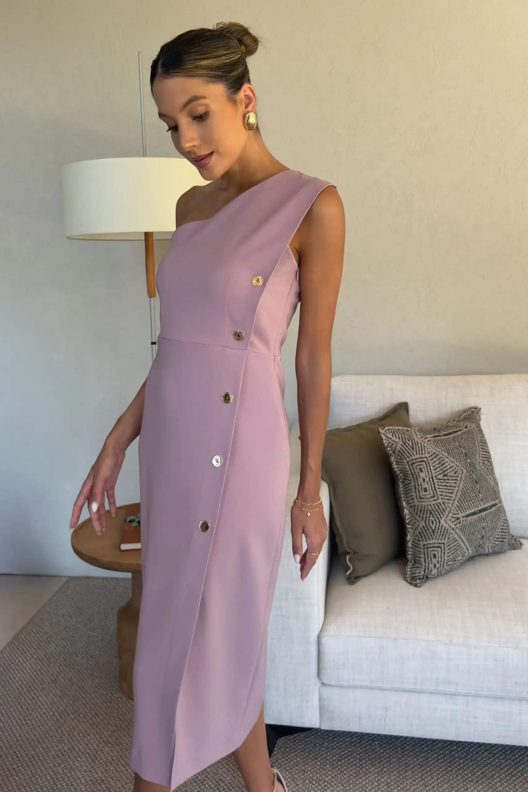 Vestido Ferrache midi cintado com decote assimétrico