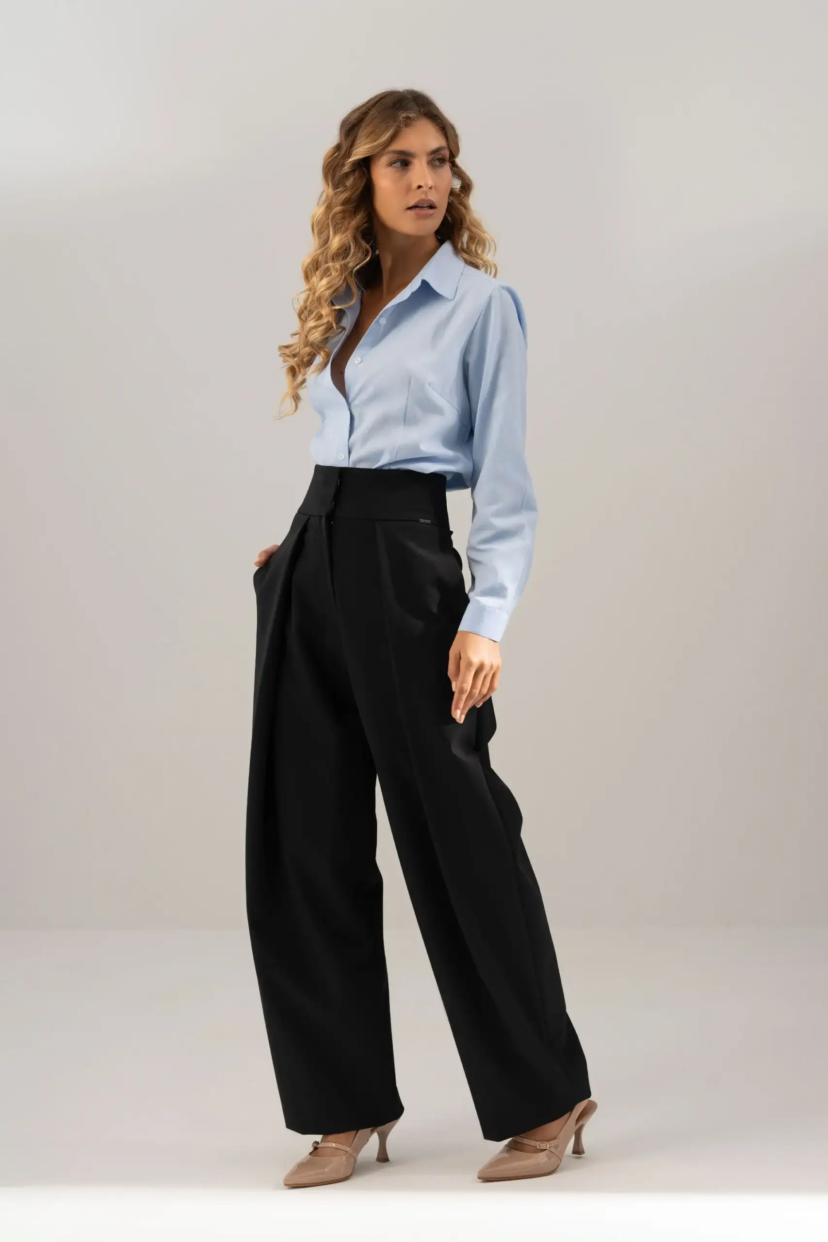 Calça Ferrache de cintura subida com pregas