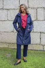 Gabardina Silvina Campos reversível com enchimento leve